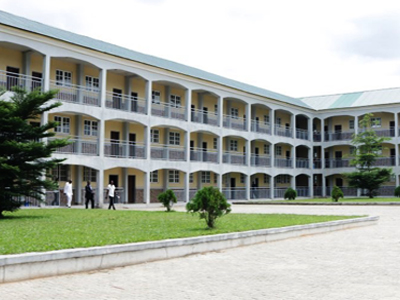 An O&B employee mentoring his colleagues in front of the big screen with a diagram | Java Agile Training Philippines | Orange & Bronze